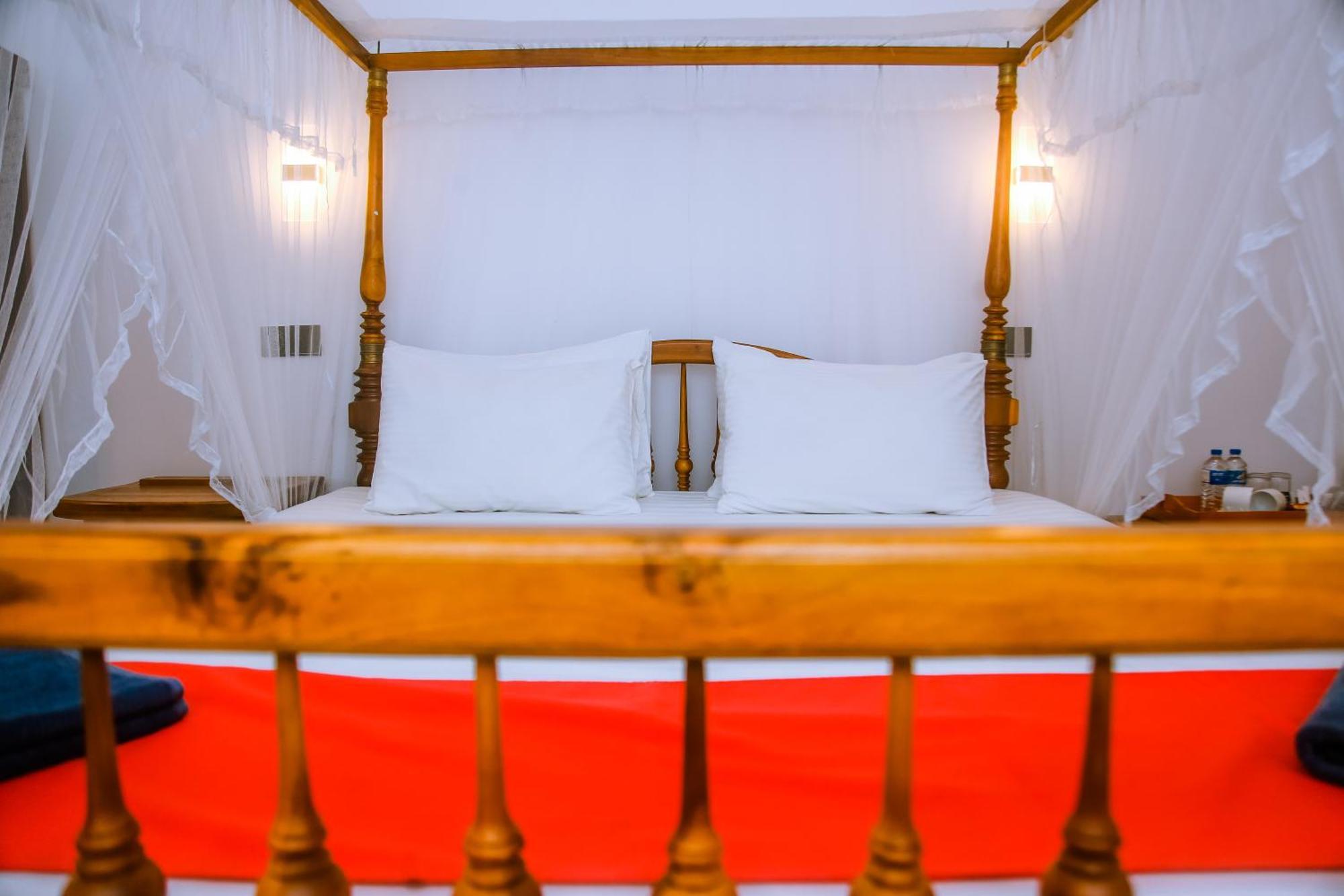 Hotel Surf Sea Breeze Mirissa Esterno foto