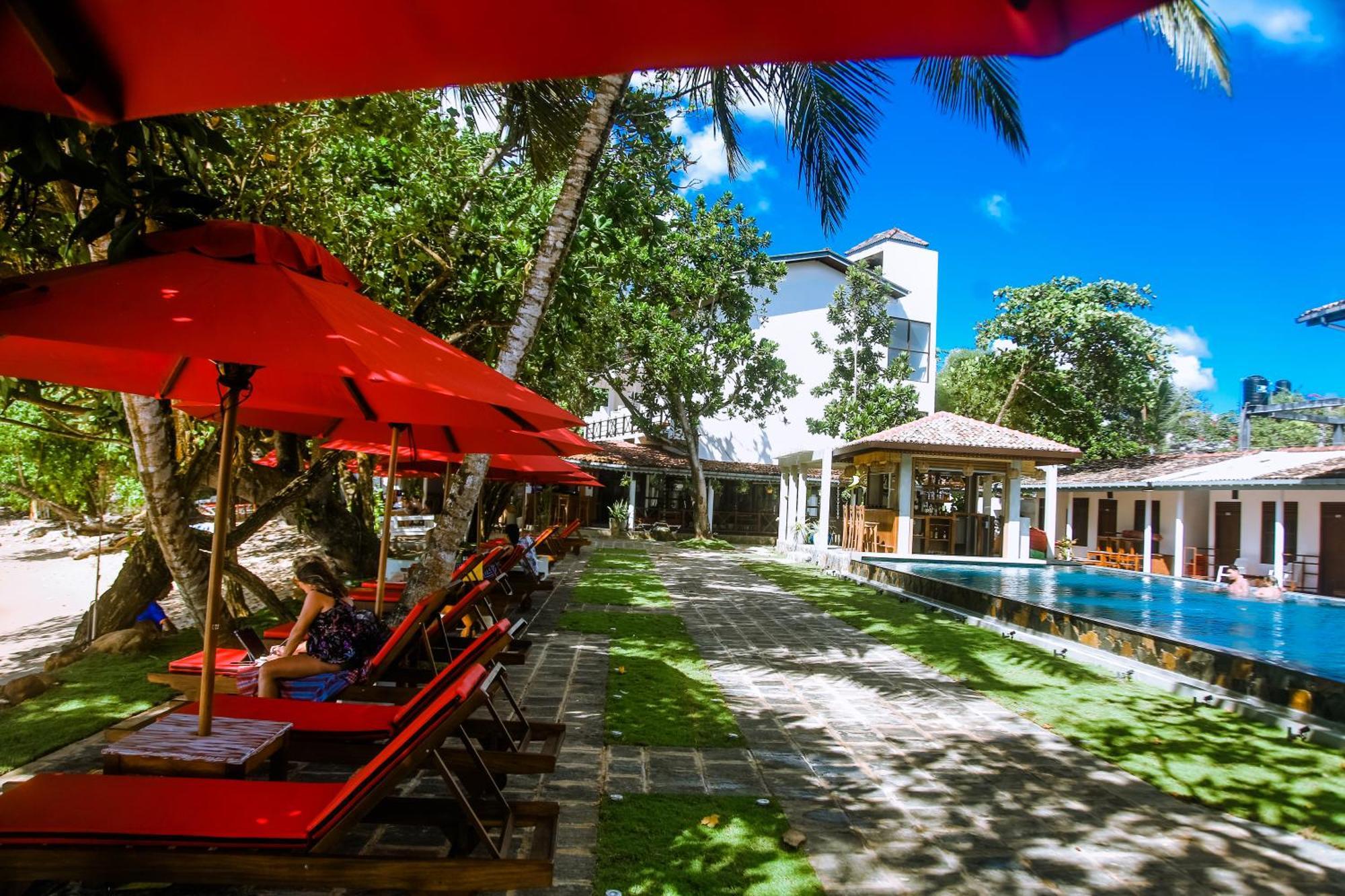 Hotel Surf Sea Breeze Mirissa Esterno foto