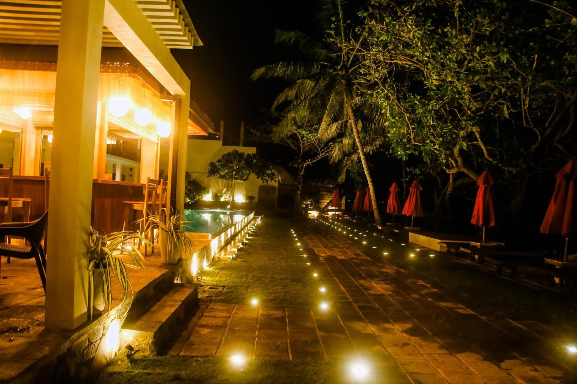 Hotel Surf Sea Breeze Mirissa Esterno foto