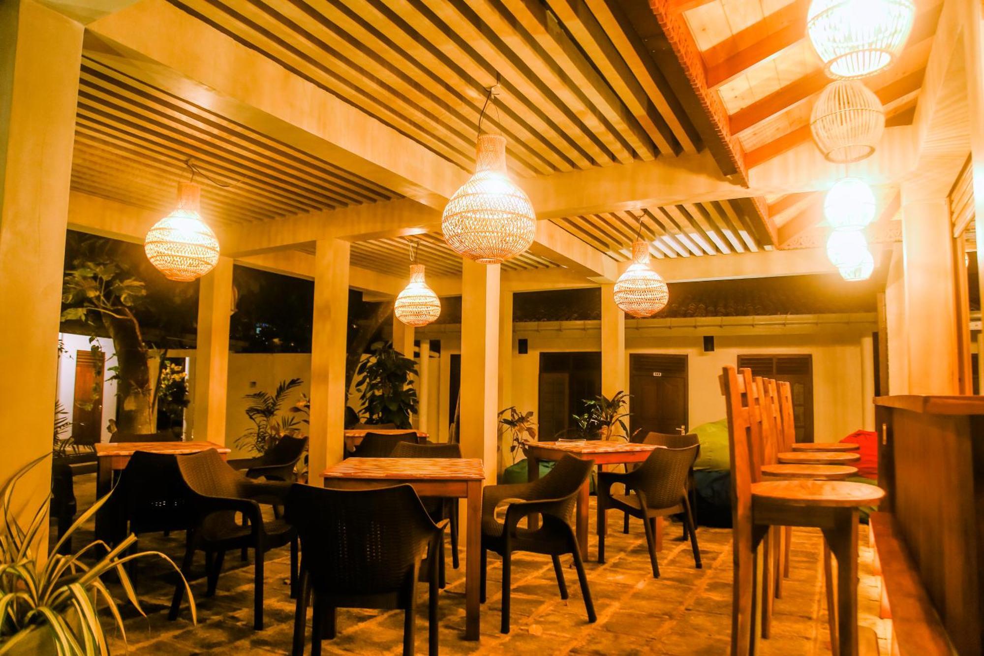 Hotel Surf Sea Breeze Mirissa Esterno foto