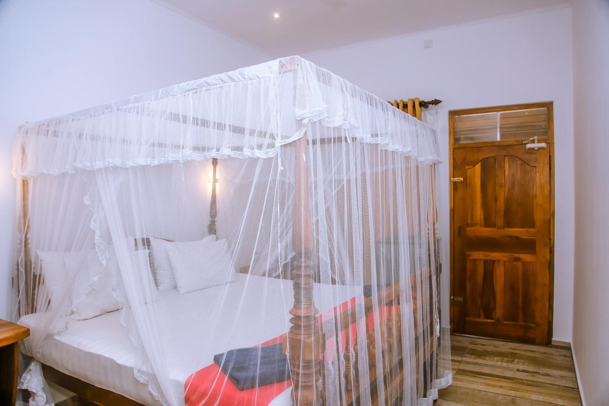 Hotel Surf Sea Breeze Mirissa Esterno foto