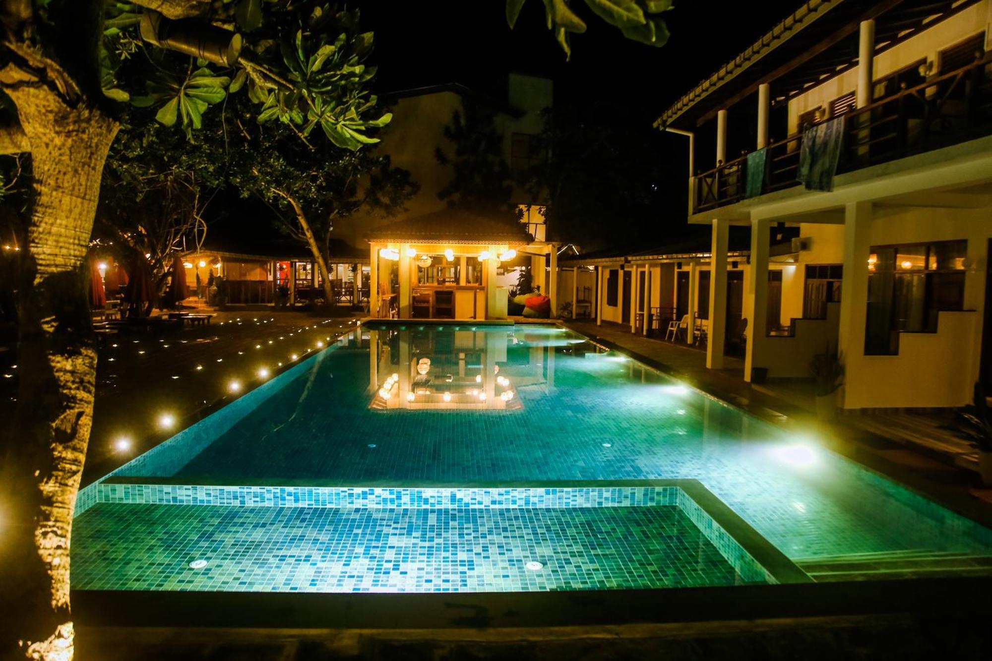 Hotel Surf Sea Breeze Mirissa Esterno foto