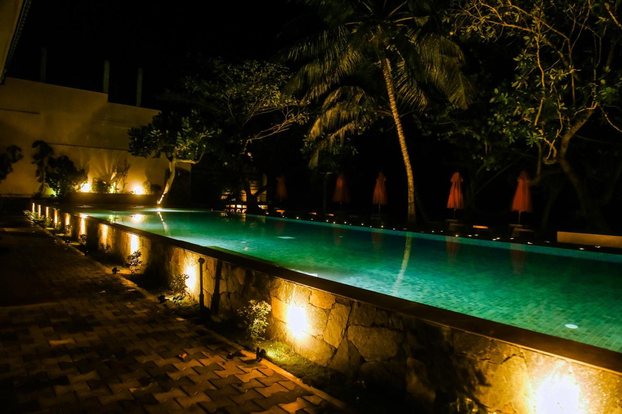 Hotel Surf Sea Breeze Mirissa Esterno foto