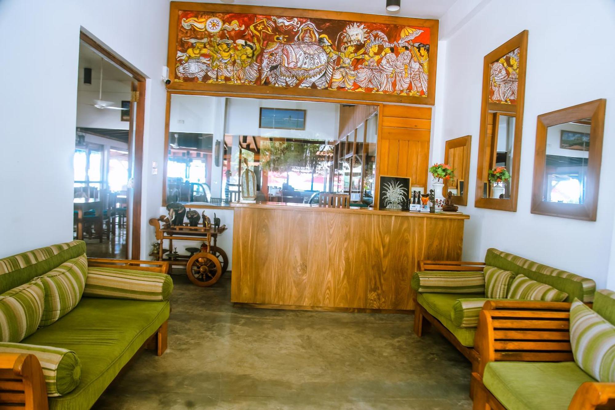 Hotel Surf Sea Breeze Mirissa Esterno foto