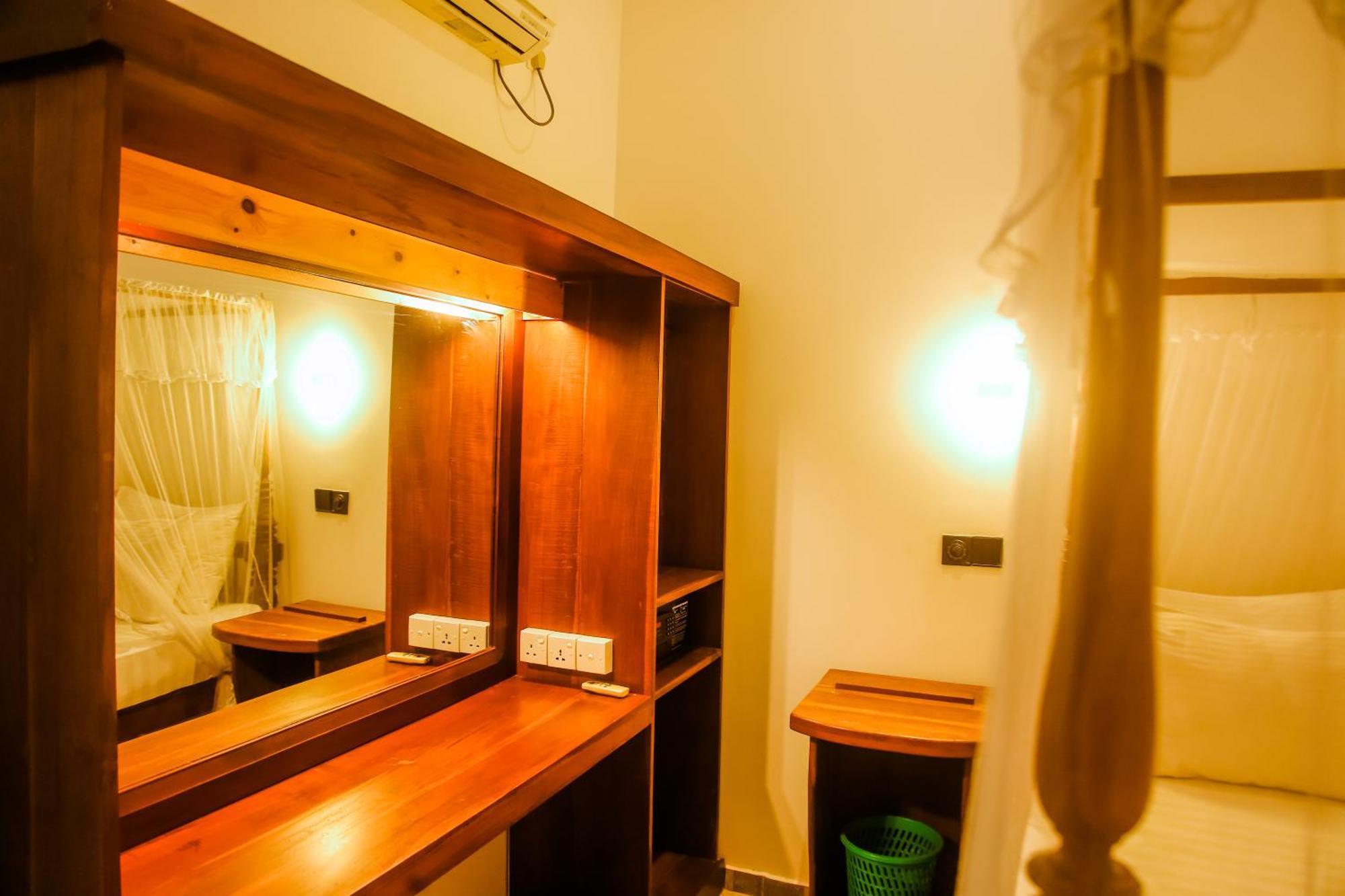 Hotel Surf Sea Breeze Mirissa Esterno foto
