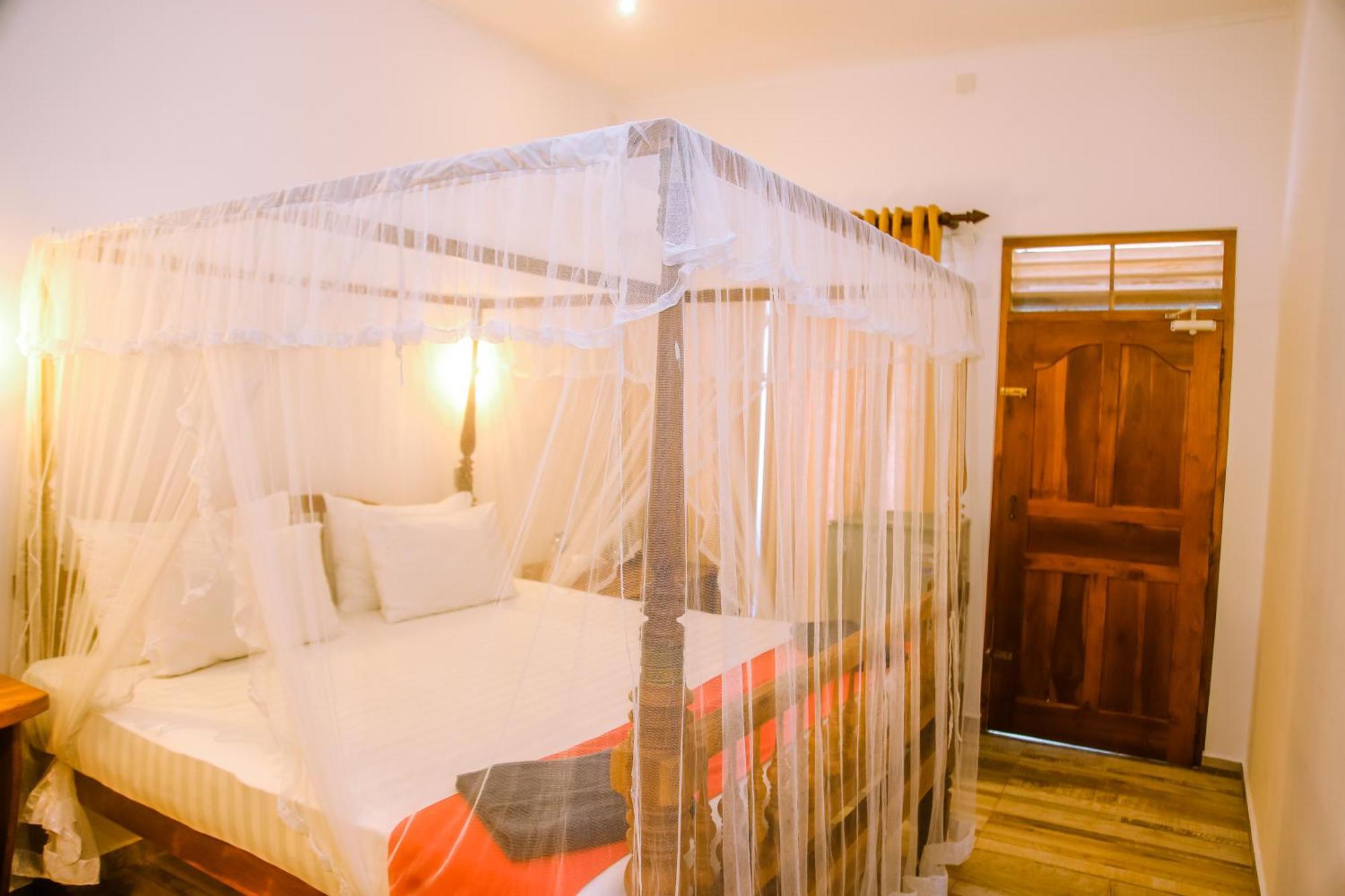 Hotel Surf Sea Breeze Mirissa Esterno foto