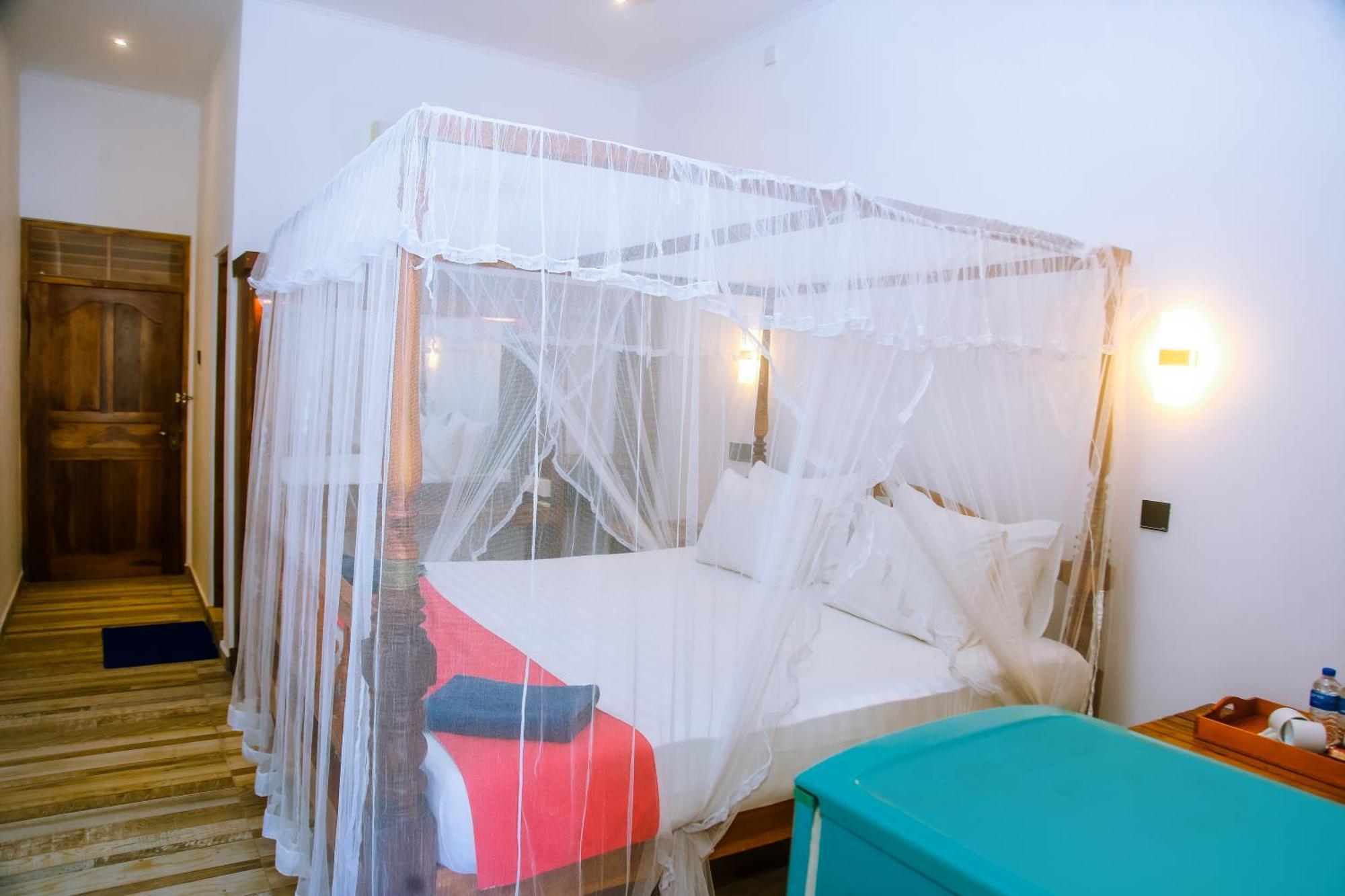Hotel Surf Sea Breeze Mirissa Esterno foto