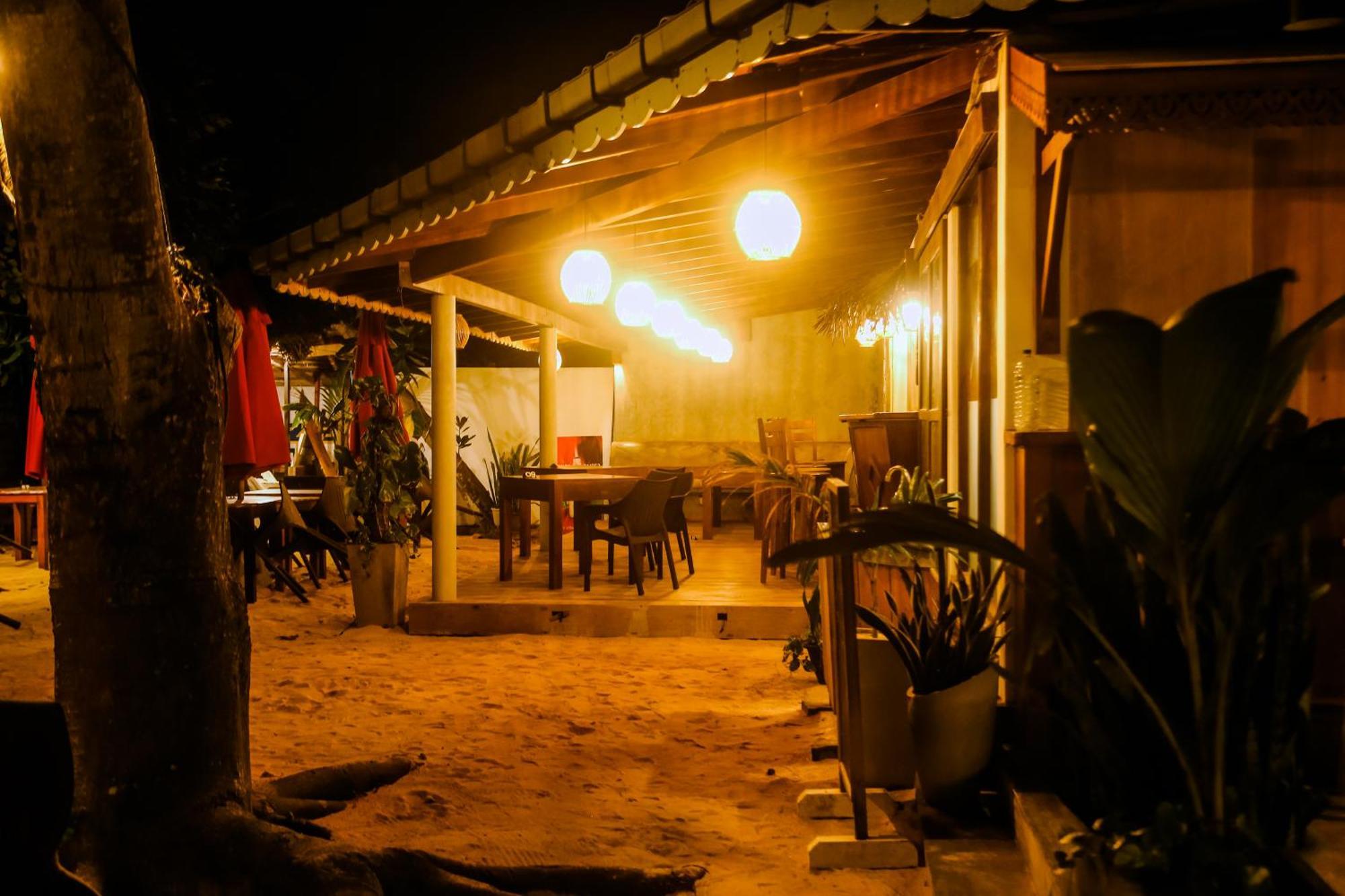 Hotel Surf Sea Breeze Mirissa Esterno foto