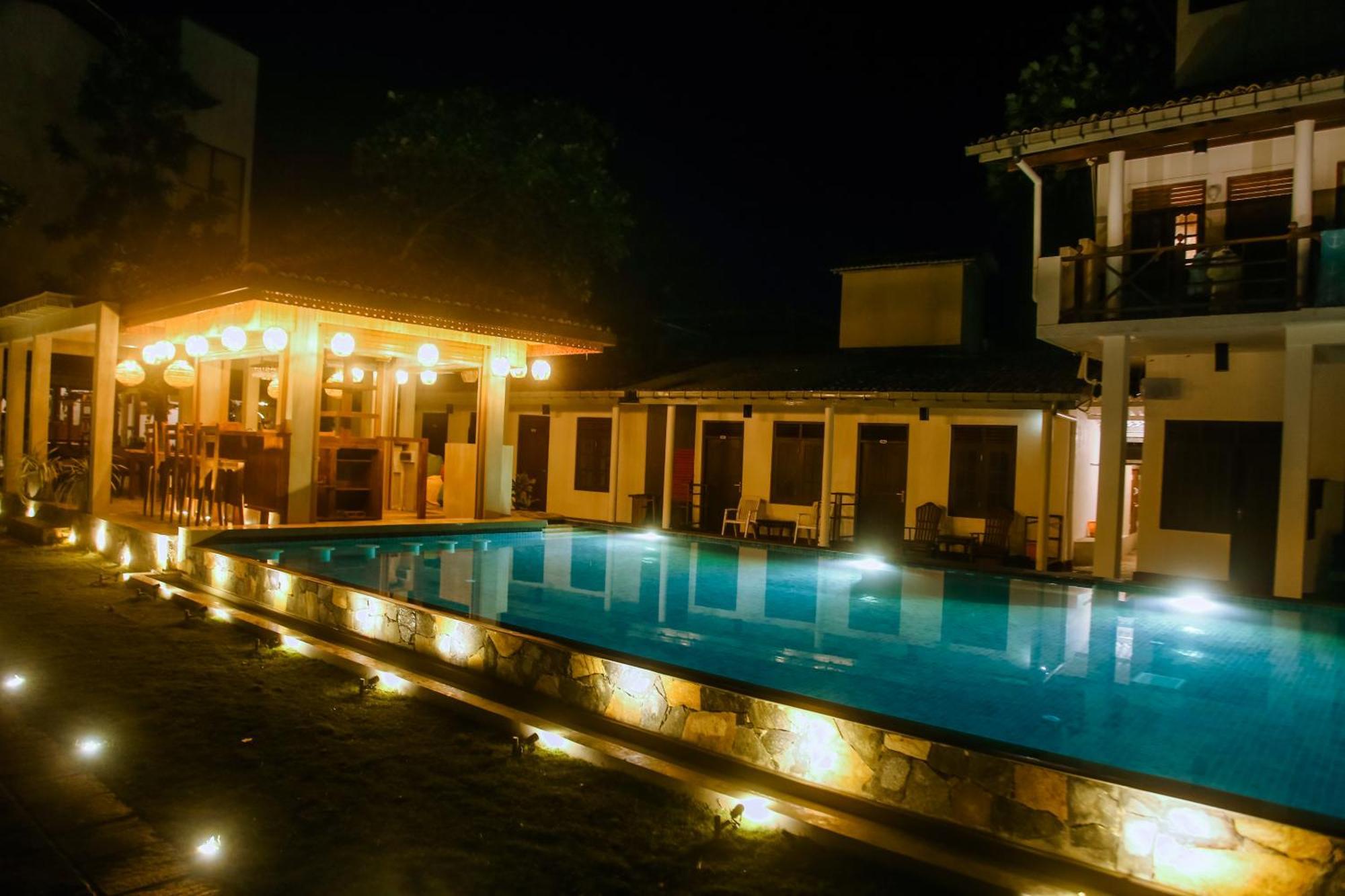 Hotel Surf Sea Breeze Mirissa Esterno foto