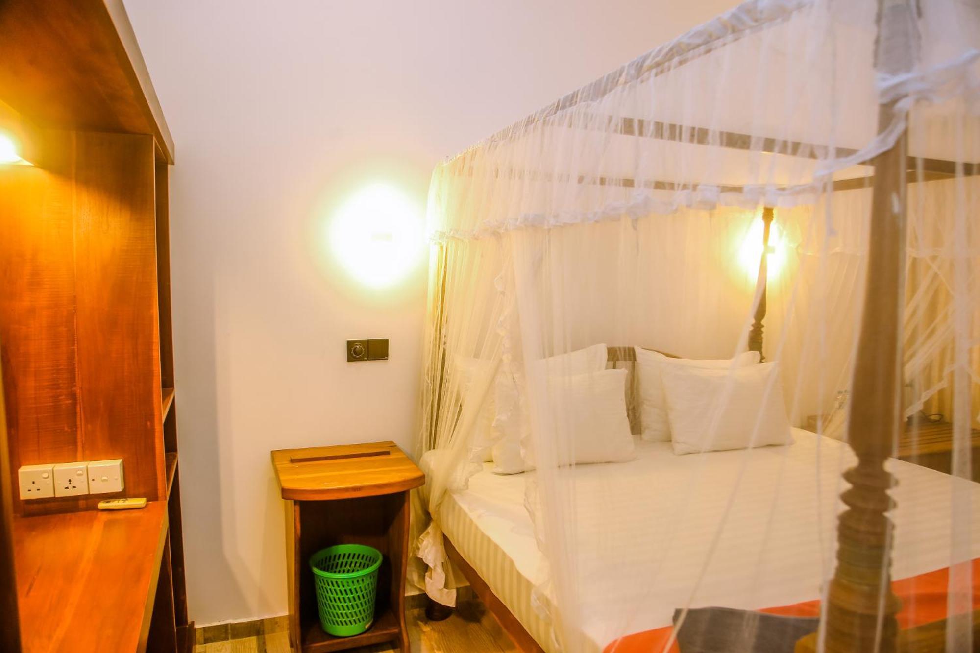 Hotel Surf Sea Breeze Mirissa Esterno foto