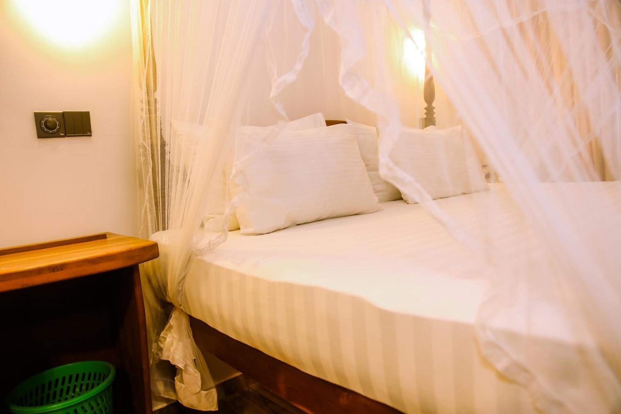 Hotel Surf Sea Breeze Mirissa Esterno foto