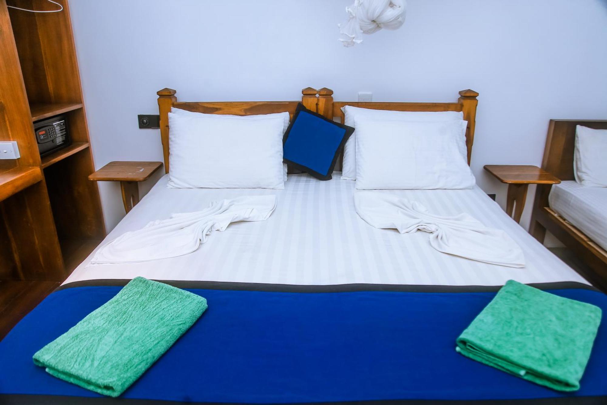 Hotel Surf Sea Breeze Mirissa Esterno foto