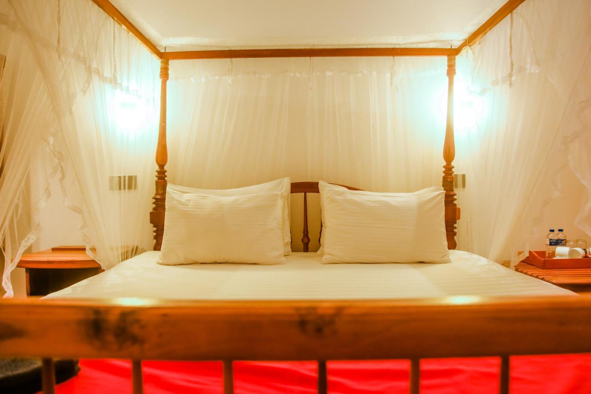 Hotel Surf Sea Breeze Mirissa Esterno foto