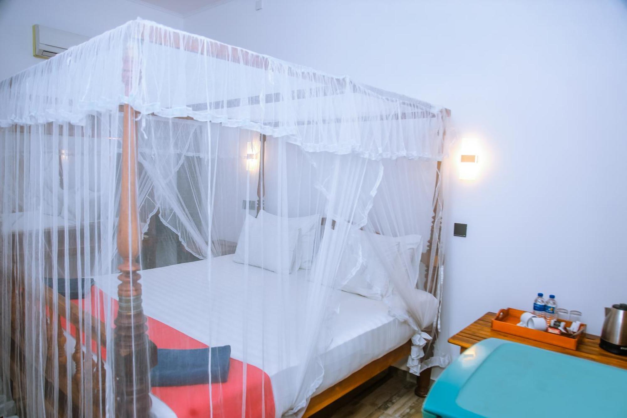 Hotel Surf Sea Breeze Mirissa Esterno foto