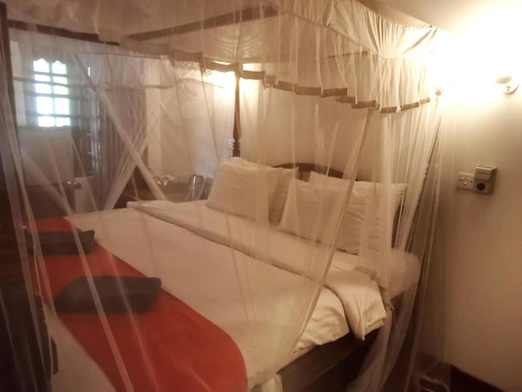 Hotel Surf Sea Breeze Mirissa Esterno foto